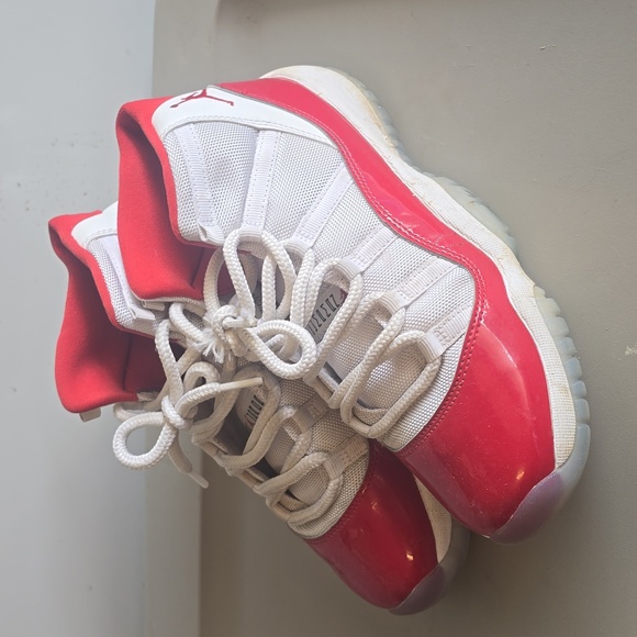 Jordan 11 Cherry Mid - Picture 2 of 5